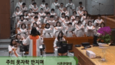 주의 옷자락 만지며